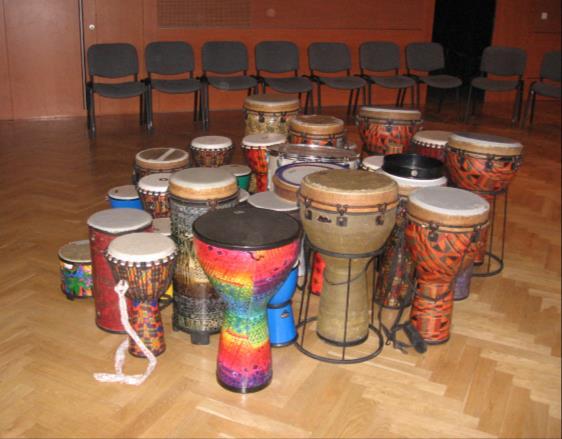 Drum Circle je forma skupinového bubnování. Účastníci sedící v kruhu hrají na různé druhy bubnů a perkusních nástrojů (djembe, tubana, djun djuny, frame drumy, tamburíny, chřestítka).