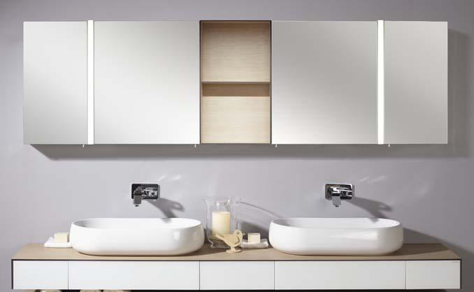 Vysoká skříň se zrcadlem na čelní ploše, lak bílý lesk / Tall cabinet with mirrored and