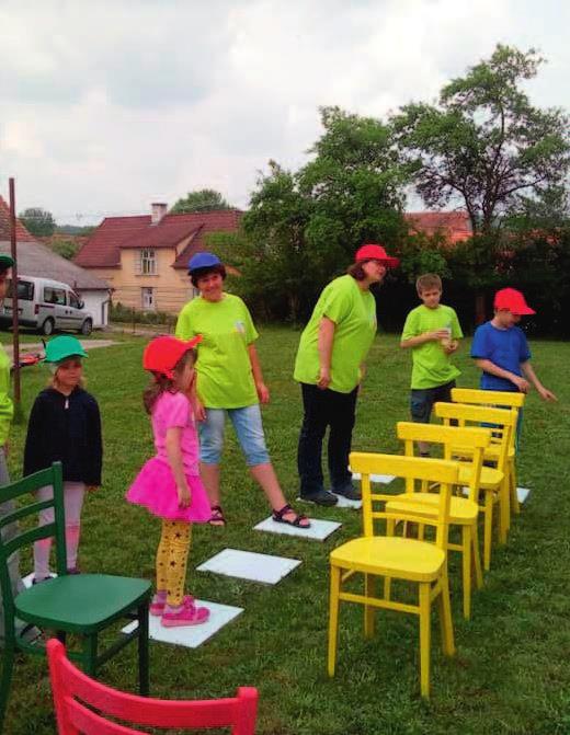 Na náves se v podvečerních hodinách slétlo 10 čarodějnic různého věku a 8 nejstarších z nich předvedlo nevídaný rej.