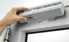 Přehled výhod dveřních zavíračů ASSA ABLOY Moderní a jednotný design Rychlá instalace a snadné seřízení Jednotná sada doplňků (ramínka a montážní plechy) Protipožární certifikace dle EN 1154 Plynule