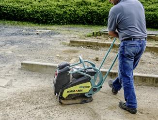 Tento patentovaný systém umožňuje dlouhé pracovní směny bez zdravotního rizika pro obsluhu nebo potřeby vést dokumentaci. Pro usnadnění převozu lze ovládací oj sklopit.