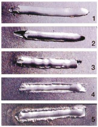 1) Příliš rychlé svařování, spoj přesahuje nad povrch. Další možná příčina - příliš nízká teplota. 2) Díry na začátku a na konci svařování, příliš pozdě byl vložen drát a příliš rychlé ukončení.