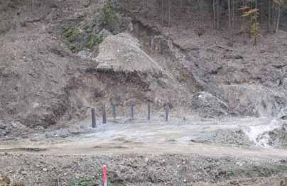 V úsecích ražby, kde se očekávaly velmi špatné geotechnické poměry, byla v zadávací dokumentaci navržena ražba pod mikropilotovým deštníkem.