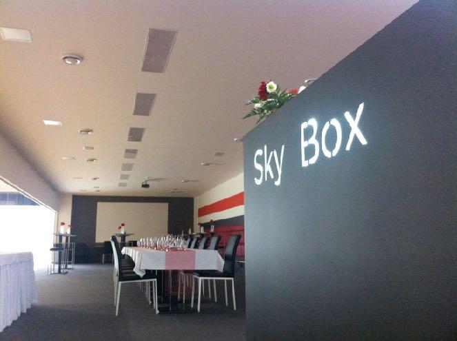 Skybox Prostory Sky boxu umístěné s výhledem na hlavní florbalovou halu jsou mimo jiné přizpůsobeny k organizování firemních akcí a večírků, školení firemních týmů, team buildingů, školení rozhodčích
