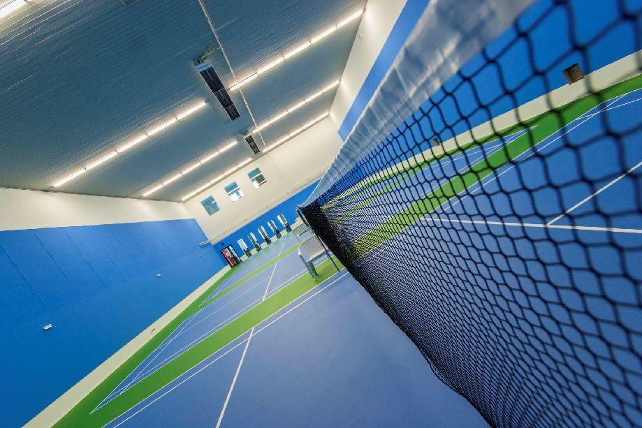 Čtyři profesionální kurty určené k pořádání extraligových turnajů. Rozměry a vlastnosti kurtů splňují podmínky dané českým badmintonovým svazem.