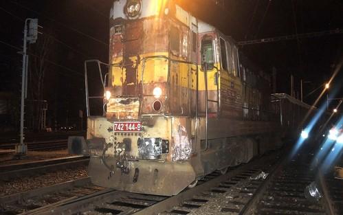 Obr. č. 4: Poškození čela HDV vlaku Mn 83044 Obr. č. 5: Návěstidlo L6 a vykolejené dvojkolí HDV 814.