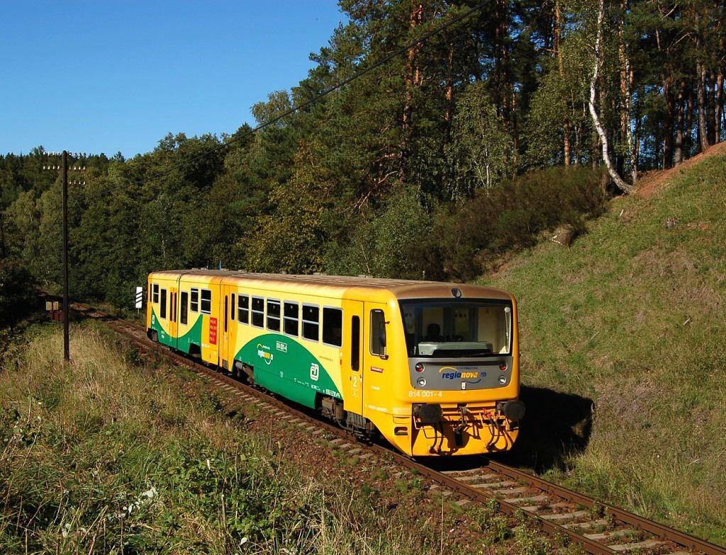 Obrázek 36: Motorová jednotka ř. 814 Regionova Zdroj: www.zelpage.cz 6.3.2 Motorová jednotka Desiro Motorová jednotka Desiro je dvouvozová šestinápravová volně průchozí motorová jednotka.