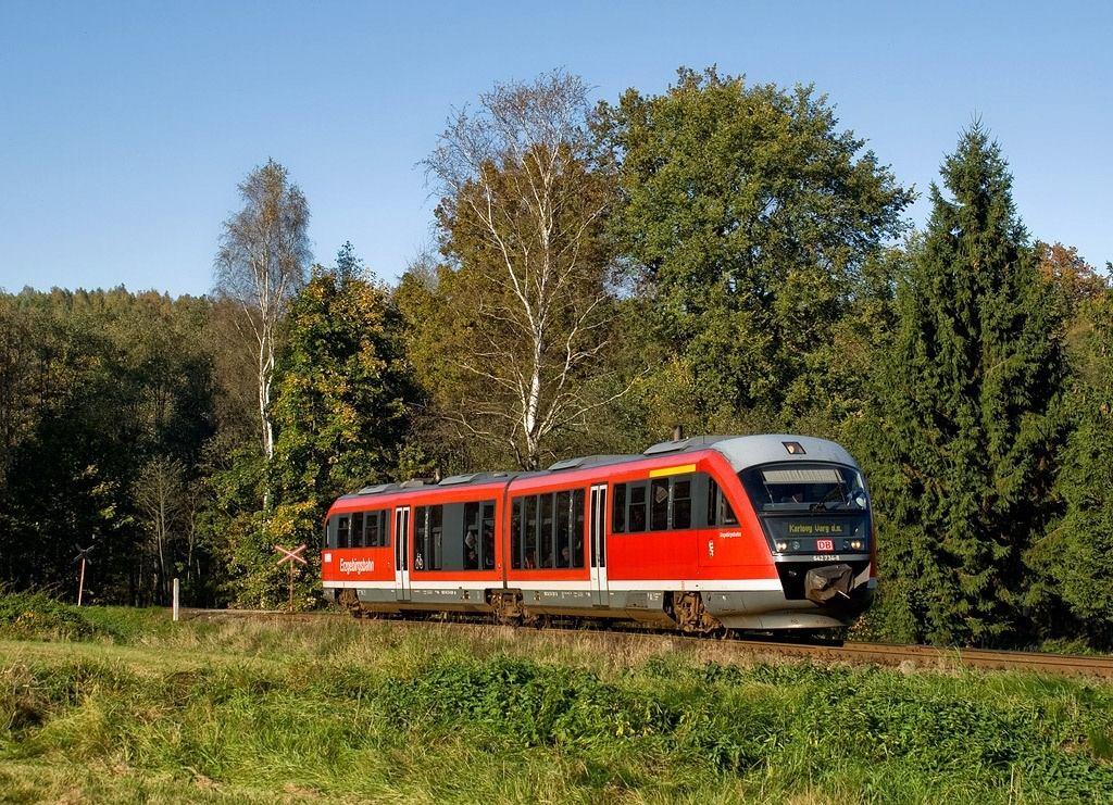 Některé další vlastnosti vozidel Siemens Desiro: nízkopodlažní vozidlo, podíl nízké podlahy cca 50 % široké dvoukřídlé dveře 1240 mm, 1.