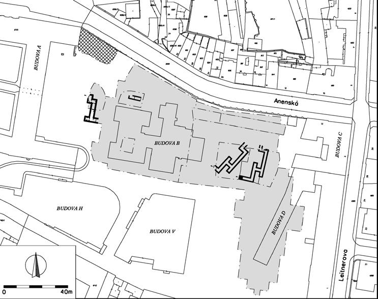 Archaeologia historica 42, 2, 2017, 595 615 Obr. 8. Silné černé linie vyznačují zkoumané segmenty protileteckých krytů z druhé světové války. Světle šedou barvou vyplněn půdorys stavební jámy. Abb. 8. Die stark schwarzen Linien kennzeichnen die untersuchten Segmente der Luftschutzbunker aus dem zweiten Weltkrieg.