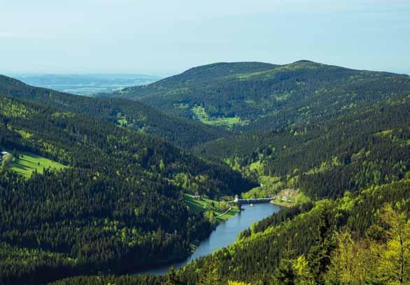 Údolí Labe s Labskou přehradou horské hřebeny. Odtud se vydáte po Mechové pěšince, naučné stezce dlouhé 3,8 km.