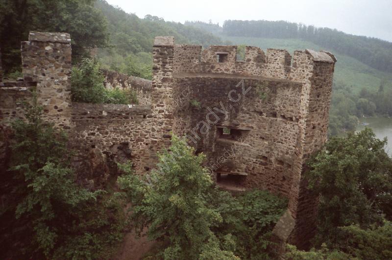 CORNŠTEJN Popis Rozsáhlá zřícenina hradu založeného Lichtenburky v 1. polovině 14. století. Roku 1465 byl hrad dobyt vojskem krále Jiřího z Poděbrad.