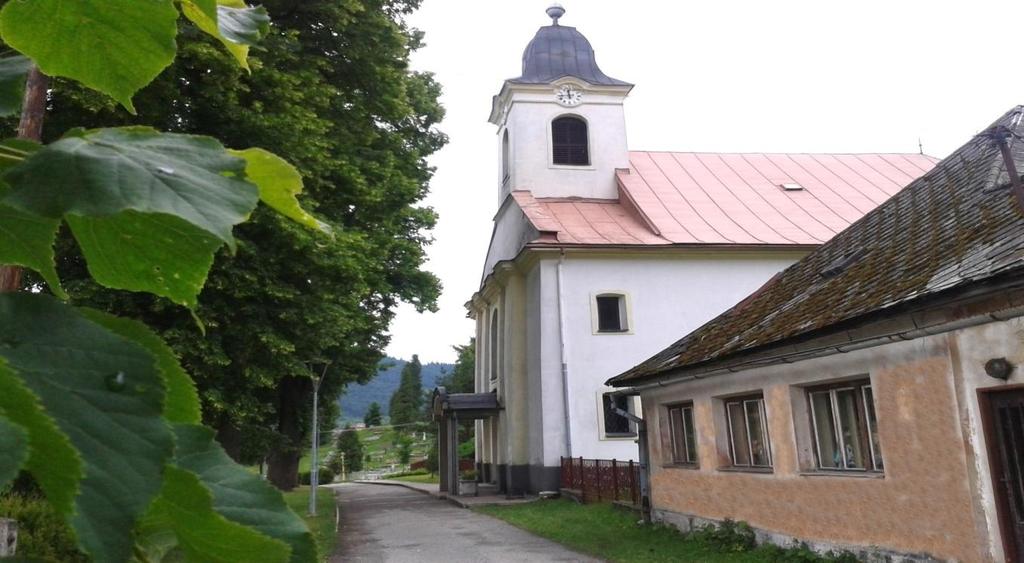 Jar sa prebúdza zo zimného spánku. Mohutné košaté lipy, lemujúce okolie hubovského kostola, sa obliekajú do sýtej zelenej farby ako z maliarovej palety.