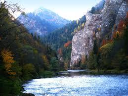 Dunajec vzniká sútokom Bieleho a Čierneho Dunajca pod svahmi Vysokých Tatier.