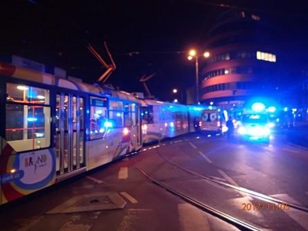 1 SHRNUTÍ Zdroj: DPMB Skupina události: vážná nehoda. Vznik události: 5. 11. 2017 ve 21.05 h. Popis události: čelní srážka tramvaje linky č. 1, kurz 17, s tramvají linky č. 1, kurz 3.