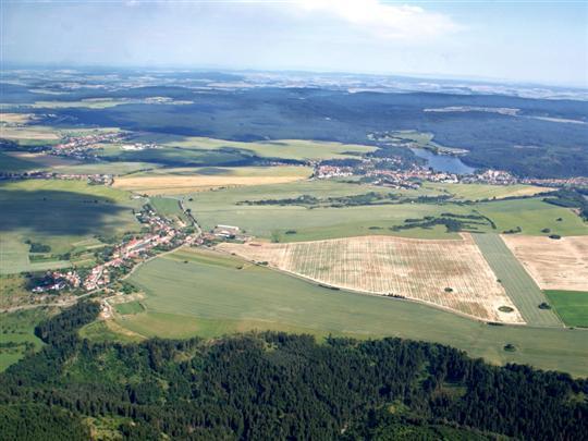 V horní části obce, na rozcestí směrem k obci Krasová a Jedovnice je pietní místo Krchůvek, kde jsou pohřbeni zemřelí při morové ráně roku 1715.