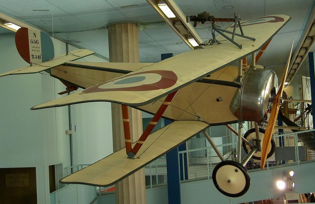 1. Nieuport 11 Technické údaje Nieuport 11 Maximální rychlost Hmotnost (prázdný stroj) Dolet Délka Rozpětí křídel Výrobce Typ motoru 156 km/h 344 kg 330 km 5,8 m 7,54 m Nieuport rotační - Le Rhône 9C