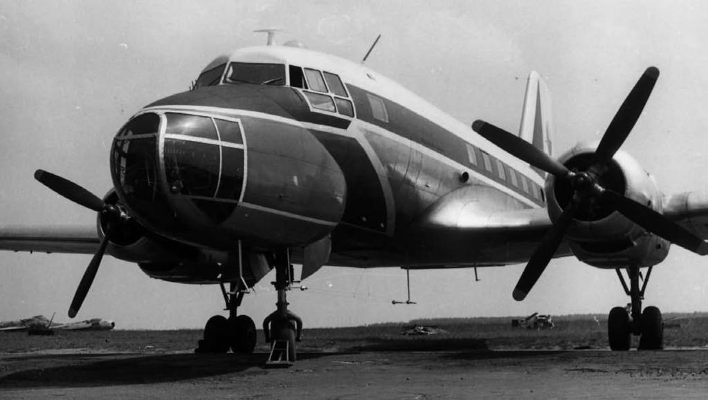 100 Vojenské řešení pražského jara Sovětský letoun Il-14 s fotografickým vybavením v čs. barvách (VHÚ) 604 jako pořadová 89, který měl přiletět už v 18.30. Ve 21.