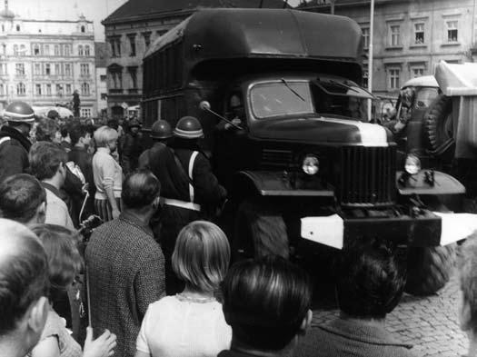 112 Vojenské řešení pražského jara Kolona sovětských vozidel projíždí zaplněnými ulicemi Teplic, srpen 1968 (ÚSD) ních hodin bylo tamním součástem 71. protiletadlové brigády (Praha), 307.