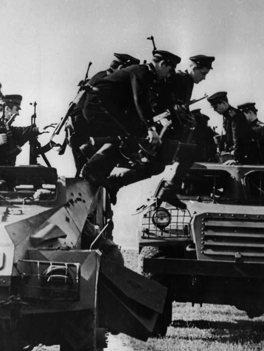 122 Vojenské řešení pražského jara Sovětský obrněný transportér BTR-152 v akci (VHÚ) Údajně už zhruba ve 12.00 místního času volal gen. Majorovovi jeho pobočník mjr.