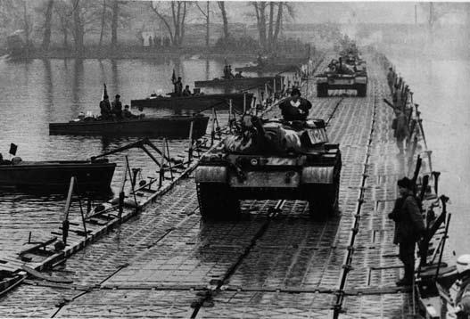 126 Vojenské řešení pražského jara V okolí Bratislavy se v roce 1968 plánovalo postavení pontonových mostů, přejezd čs. tanků přes most během cvičení DRUŽBA v 80. letech (VÚA) ka OVS a další.