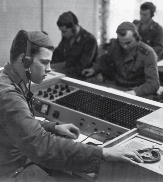 136 Vojenské řešení pražského jara Spojaři Národní lidové armády NDR během cvičení VLTAVA v roce 1966 (VÚA) Za to BLA plnila důležitější úkoly. Zatímco její 22.