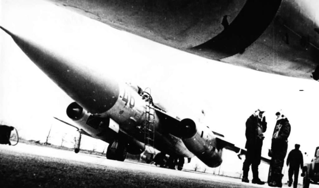 44 Vojenské řešení pražského jara Sovětští stíhací piloti před letounem Jak-28 v roce 1977 (VHÚ) mady šlo o 3578 osob, 34 tanků, 1430 automobilů a obrněných transportérů.