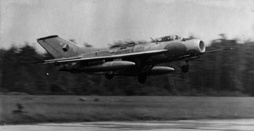78 Vojenské řešení pražského jara Československý MiG-19S (VHÚ) derných zbraní a při jednáních o omezení strategických zbraní SALT 1 mezi SSSR a USA, a také když ministr zahraničních věcí USA Dean