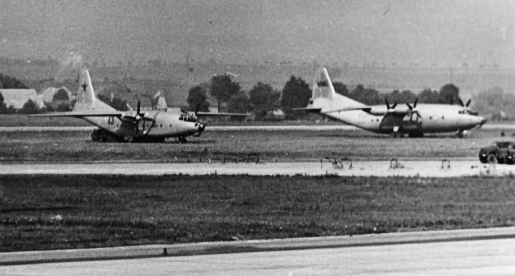 94 Vojenské řešení pražského jara Sovětské dopravní letouny An-12 na letišti v Ruzyni, srpen 1968 (VHÚ) v Ruzyni první invazní letadlo, které (kryto civilní imatrikulací) o pár hodin později vytvoří