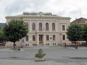 a staviteľských pamiatok sa zachovali starý gotický evanjelický kostol z roku 1480, barokovo-klasicistický rímsko-katolícky kostol z roku 1792 a budova radnice z roku 1870 postavená v neorenesančnom