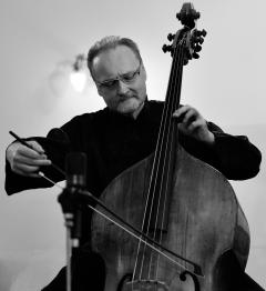 Prof. MgA. Miloslav Jelínek (Česká republika / Czech Republic) Miloslav Jelínek je absolventem Konzervatoře v Kroměříži (prof. M. Gajdoš) a Janáčkovy akademie múzických umění v Brně (prof. J. Bortlíček).