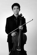 Wei-Cheng Wang (*1993) (Čína / China) Vysoká škola múzických umění v Mnichově / University of Music and Performing Arts Munich a) J. S. Bach: Suita č. 4 Es dur, BWV 1010 / J. S. Bach: Suite IV.