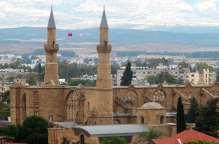 jediné hlavní město na světě rozdělené mezi 2 státy - severní a jižní Kypr.