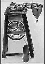 Nejcennějším na Kremsově šicím stroji (Obrázek ) byla jím vynalezená jehla s ouškem ve špičce. Teprve tento tvar jehly umožnil pozdější vynález šicího stroje s dvojitým prošívacím stehem [5].