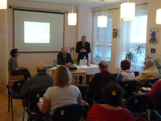 Při seminářích v Novém Boru (53 účastníků) a v Ostravě (30 účastníků) byly prezentovány způsoby podpory seniorů směřující k jejich autonomii a