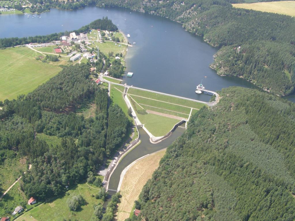 3.1 Úvod Povrchové vody představují z hlediska množství hlavní část vodních zdrojů v České republice.