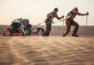 Vše Alastair a Leon sdílí s Thesigerem na jejich 1 600 kilometrů dlouhém treku přes Arabský poloostrov.