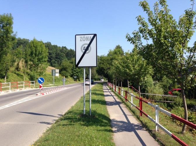 Většina zastávek je stavebně řešena jako částečný záliv, což je vzhledem k dostupné šířce prostoru komunikací řešení umožňující řidičům při objíždění stanicujícího vozidla zlepšený rozhled do