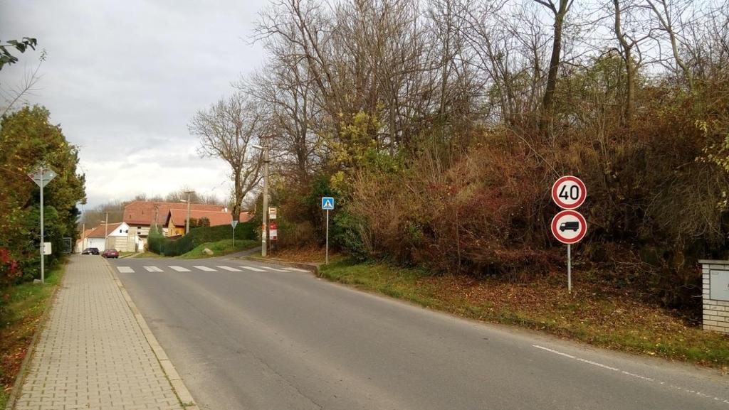 3.3.4 Měřený profil V Kněžívce (průtah silnice č. III/2405) Radar byl umístěn na průtahu silnice III/2405 v ulici V Kněžívce v blízkosti začátku, resp. konce obce (viz Obr. 28).