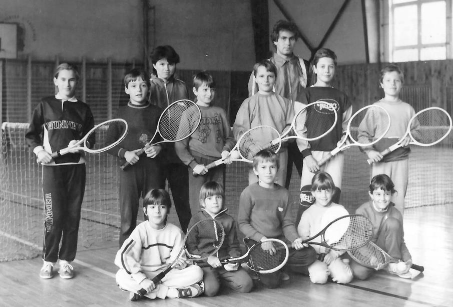 Družstvo žiakov B 1988. Stojaci zľava: Újová, Bánczi, trénerka D. Bugyiová, A.