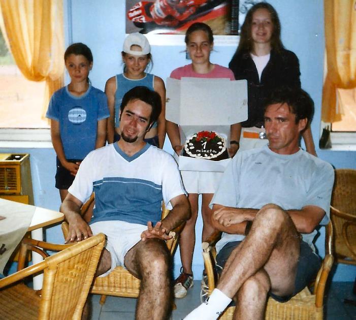 V rokoch 2002 až 2003 družstvo mužov reprezentovalo náš klub v extralige (najvyššia súťaž družstiev mužov STZ). V roku 2004 sme sa zapojili do súťaže družstiev.