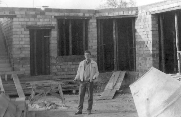 Dobudovanie areálu V roku 1985 sme dobudovali kurt č. 3 a tréningovú stenu.