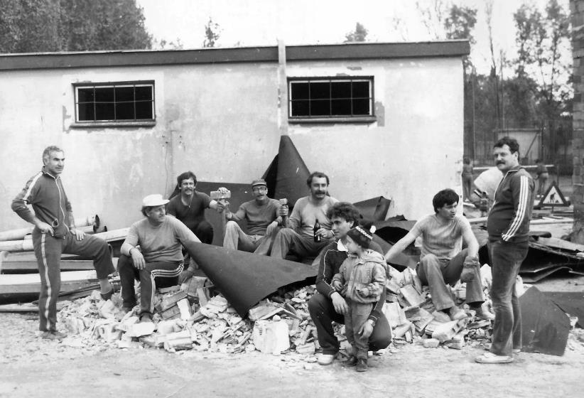 Brigáda v roku 1987. Zľava: K. Valárik, E. Szép, J. Bagi, P. Gindl, E. Valkovič, M. Karaffa s D.Gindlom, T. Mudroch., L. Struhár.