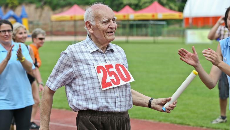 ZÁVĚR problematika úrazů a pádů seniorů je pro naši společnost aktuální a důležité téma, které ještě bude s pokračujícím stárnutím populace nabývat na významu implementace preventivních opatření je