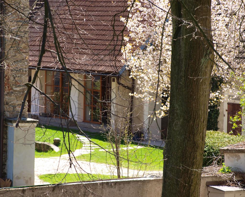 Křesťanská psychologická poradna Pro dospělé klienty s partnerskými, rodinnými, ale i osobními problémy Poradci a terapeuti: Mgr. Kateřina Gůrová a Mgr. et Mgr.