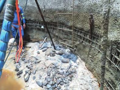(viz foto  A konečně před instalací šachty museli majitelé přemístit řadu podzemních inženýrských sítí,
