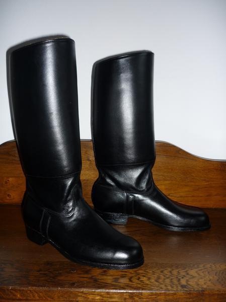 Některé ženské boty mají podpatky zdobené mosaznými hřebíčky, jejich hlavičky vytvářejí na podpatku specifické vzory.