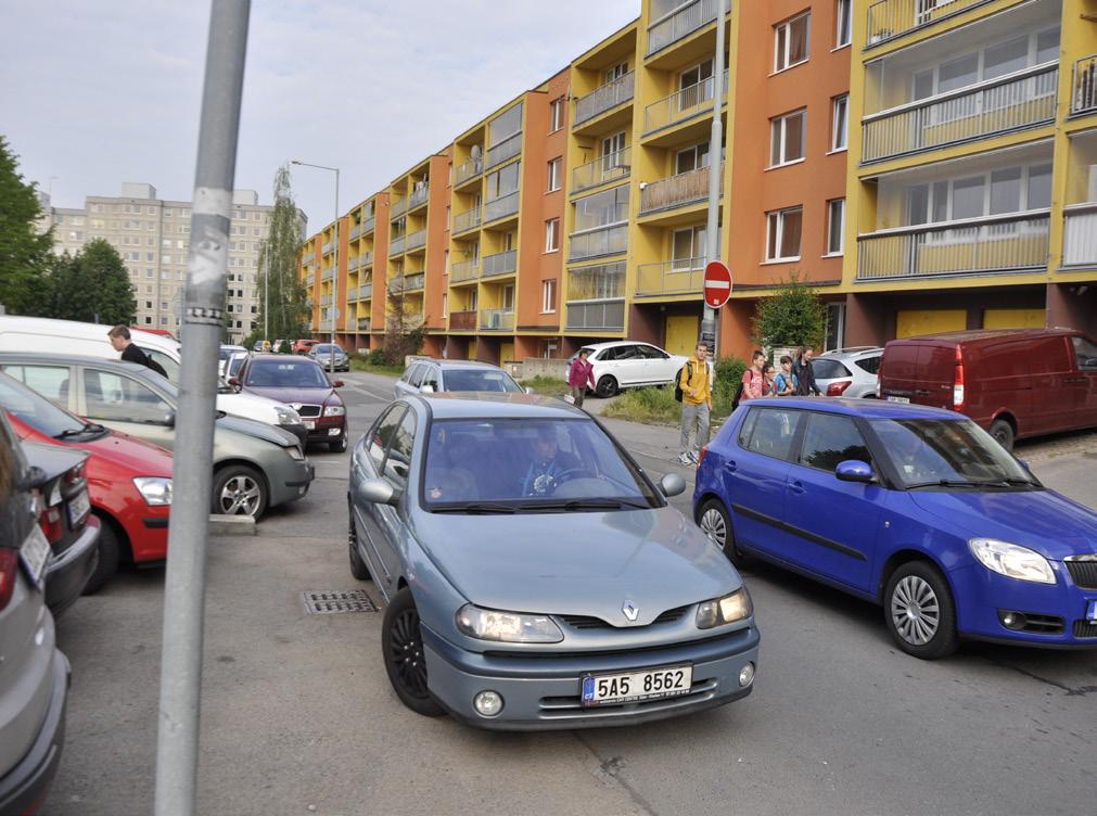 občas i v křižovatce před přechodem 189 Ráno auta občas stojí na