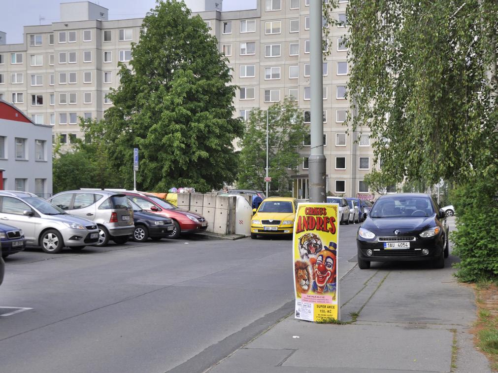 kočárkům a vozíčkářům 190 Chodci si přirozeně zkracují cestu mimo