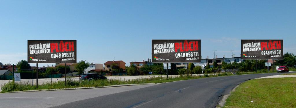 billboardy sú umiestnené na letnom parkovisku na hlavnom príjazdovom ťahu do rekreačného
