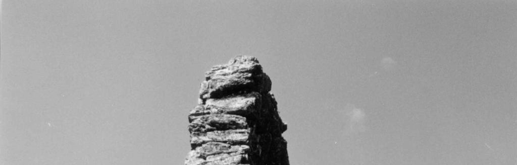 úzký a protáhlý skalní výchoz na místě obnažené žíly ( pravá žíla ) tvořený magmatickou výplní trhliny nebo